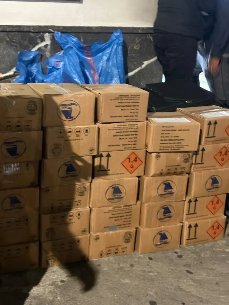 إحباط محاولة لتهريب أزيد من 11 وحدة من المفرقعات والشهب النارية عبر ميناء طنجة (صور) 7 إحباط محاولة لتهريب أزيد من 11 وحدة من المفرقعات والشهب النارية عبر ميناء طنجة (صور)