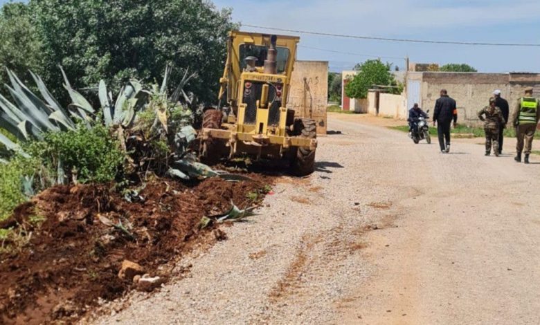 فاس.. جماعة عين الشقف تشرف على تهيئة المسالك الطرقية لفك العزلة عن الدواوير