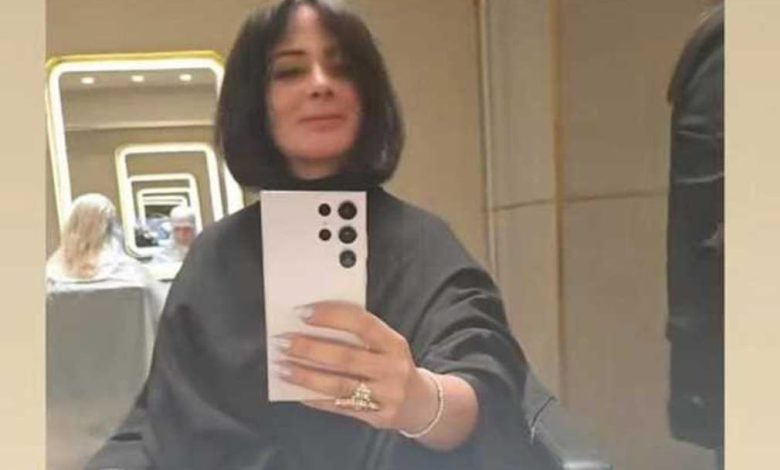 منى زكي تخطف الأنظار بـ«لوك» الشعر القصير الجديد – صور