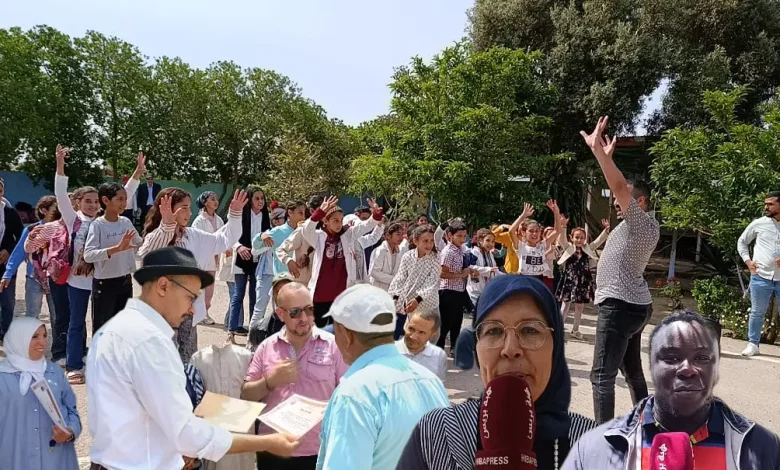 بالزعاريد والصلاة على الحبيب.. أمهات تلامذة الكرايم يشاركن في أنشطة الحياة المدرسية (فيديو)