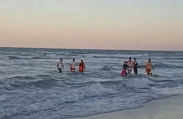 عون سلطة ينقذ سيدتين من الغرق في شاطئ مرتيل
