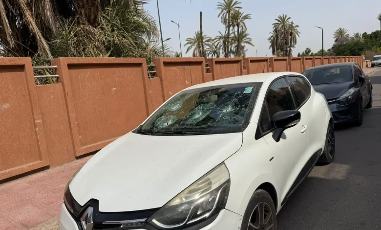 مراكش.. مختل عقليا يكسر واجهات سيارات بالشارع العام