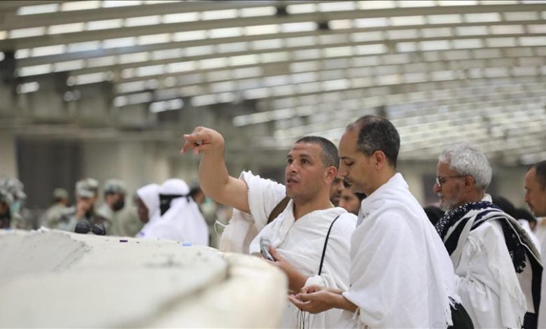 الحجاج يرمون جمرة العقبة الكبرى في مشعر منى
