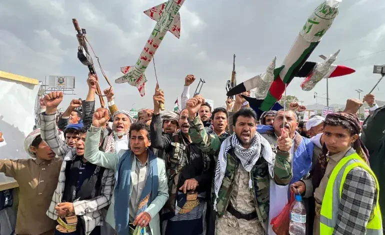 الحوثيون: الضربات الأميركية على إيران “إعلان حرب”