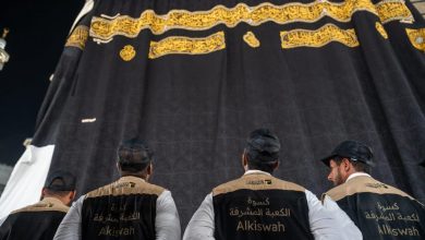 تثبيت كسوة الكعبة الجديدة مع مطلع العام الهجري