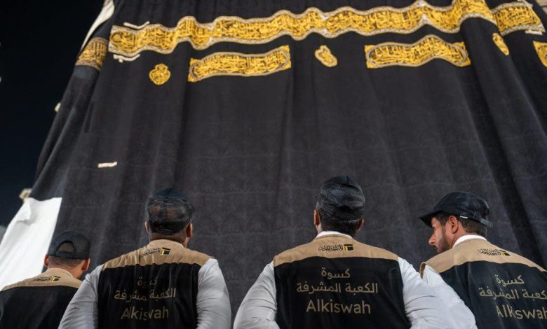 تثبيت كسوة الكعبة الجديدة مع مطلع العام الهجري