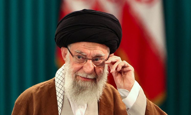 خامنئي يعين حبيب الله سياري قائدا مكلفا للأركان واللواء وحيدي قائدا للحرس الثوري الإيراني