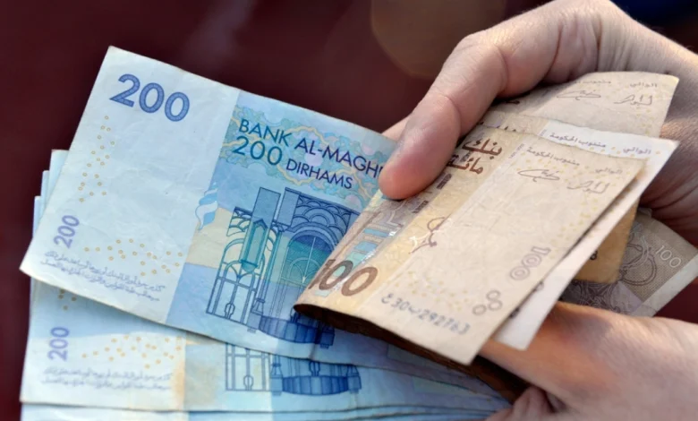 سعر الدرهم يرتفع أمام الدولار ويتراجع أمام اليورو