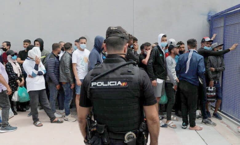 فضيحة أخلاقية تهز إسبانيا.. شرطي يستغل طالبي لجوء مغاربة جنسيًا