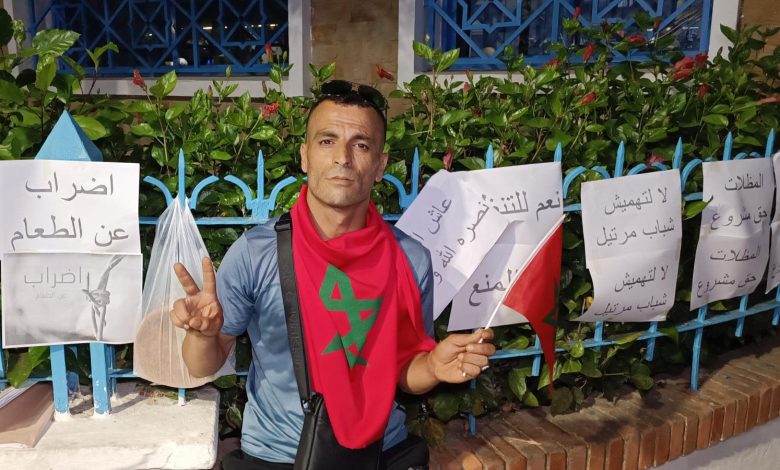 مرتيل.. نقل مضرب عن الطعام إلى المستشفى بعد احتجاج على منع كراء المظلات (صورة)