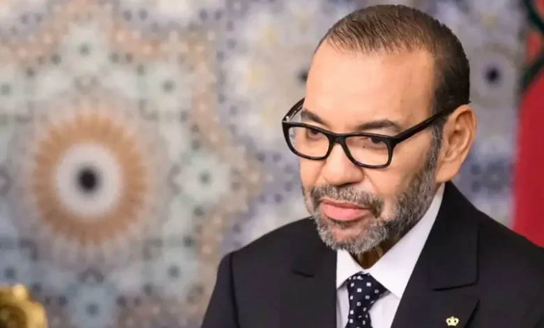 الملك يعزي أفراد أسرة الوزير والسفير السابق عبد الله أزماني