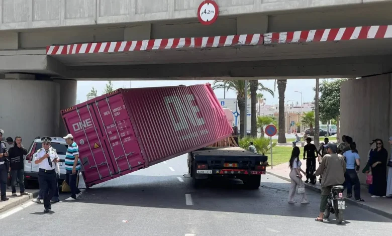 حادثة سير خطيرة بسلا.. إصابات جراء اصطدام شاحنة بقنطرة