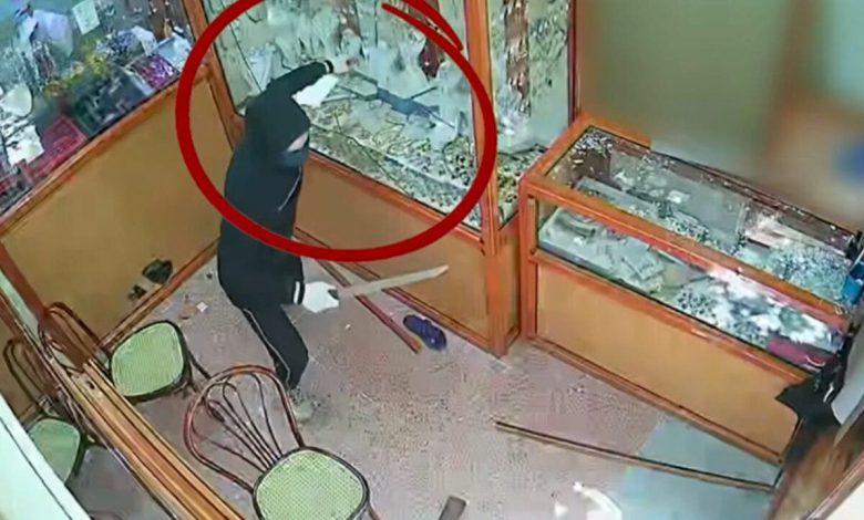 فوضى بالجزائر.. سطو مسلح على محل مجوهرات في قسنطينة في وضح النهار