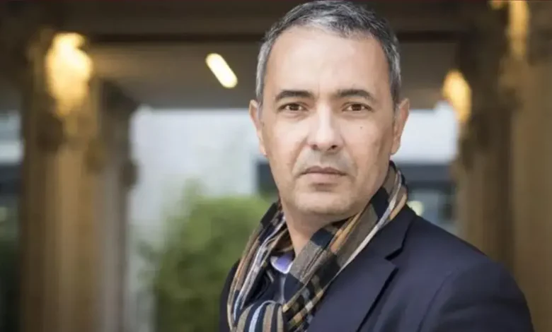 منع كمال داوود من دفن والدته يفجر موجة غضب واسعة ضد النظام الجزائري
