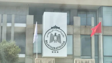 منع الصحفيين من دخول حفل توقيع الشراكة بين الرجاء و”مارسا ماروك” يثير تساؤلات حول سياسة التواصل