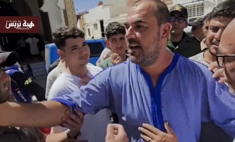 الزفزافي يصل إلى منزل عائلته لحضور جنازة والده بترخيص إستثنائي